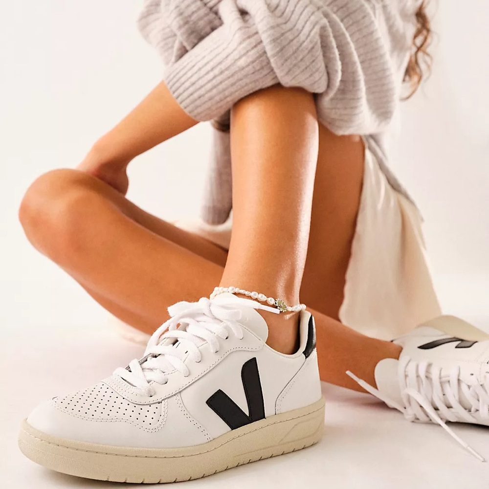 NWT VEJA V-10 Sneakers!